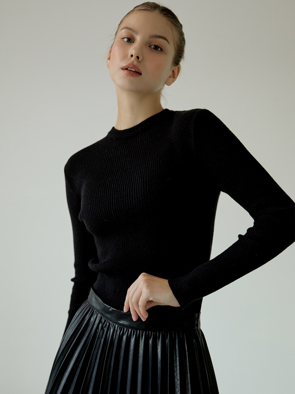 Slim-Fit Round knit[Black]